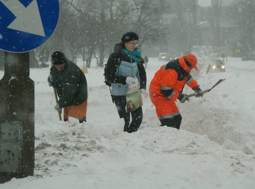 Zima zaatakowała Inowrocław. Na głównych ulicach długie korki i śniegu "po kolana"