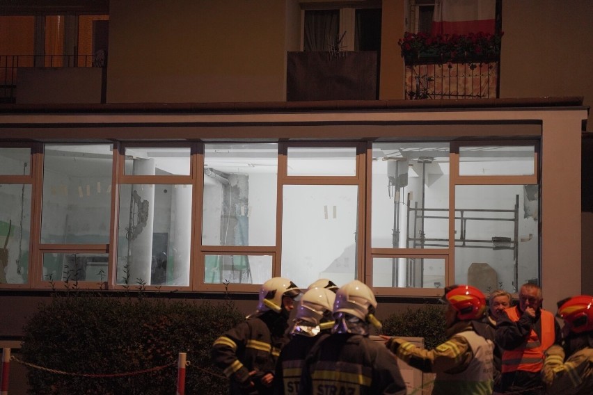 Ewakuacja budynku przy Metzgera w Jaśle. Straż pożarna wyprowadziła z bloku 44 osoby. Grozi zawaleniem. Ulica zamknięta do południa [FOTO]