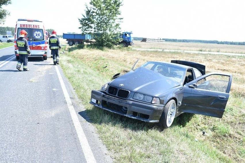 Jedna osoba trafiła do szpitala po zderzeniu bmw z...