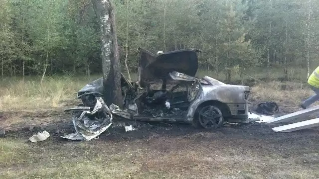 Samochód uderzył w drzewo i stanął w płomieniach. Na miejscu zginęła 42-letnia kobieta.