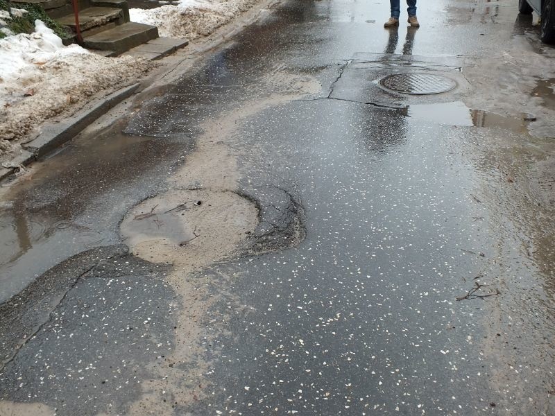 Ulica Słoneczna jest w fatalnym stanie. Nierówny asfalt,...