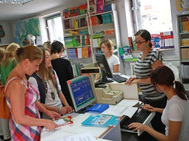 Księgarnie zapełniły się kupującymi, którzy na zestaw podręczników wydadzą min. 200 zł. Na zdjęciu Księgarnia Szkolna w Słupsku. 
