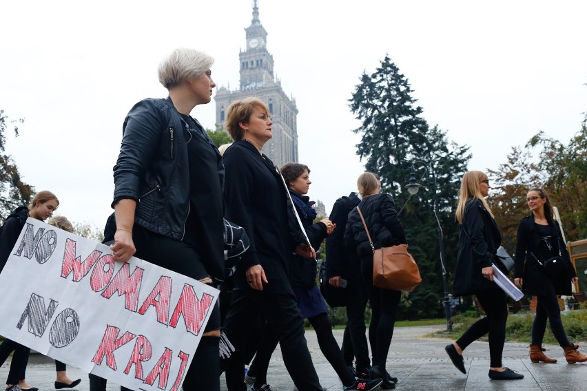 "Czarny protest" w Warszawie. "Jeszcze Polka nie zginęła!" 