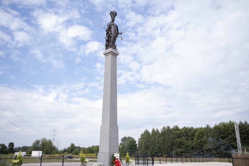 Radzymin: Figura Matki Bożej Łaskawej odsłonięta [ZDJĘCIA] 8-metrowy monument przy trasie S8 wita kierowców jadących do Warszawy