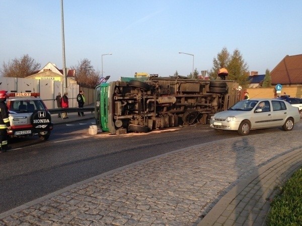 Konin: Wypadek na rondzie, wywrócona ciężarówka