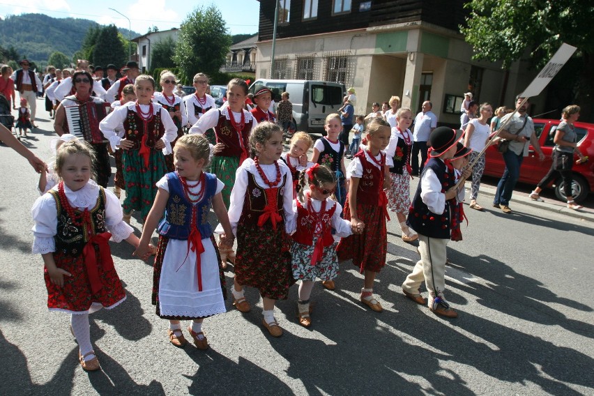 Tydzień Kultury Beskidzkiej 2016: Drugi dzień święta folkloru. Barwny korowód w Szczyrku [ZDJĘCIA]