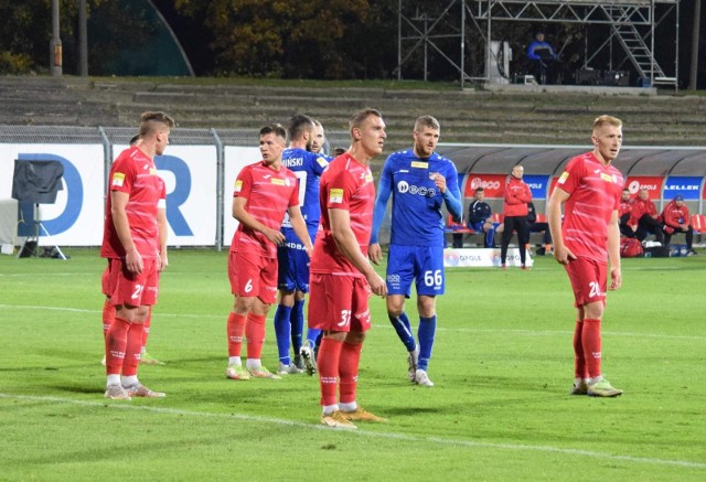 Piłkarze Skry Częstochowa (czerwone stroje wygrali drugi mecz z rzędu