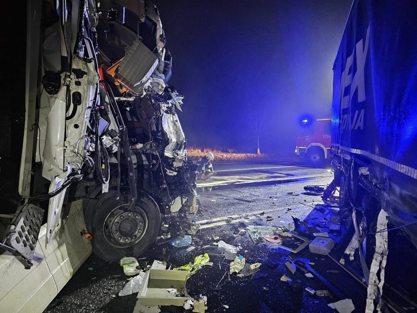 Wypadek z udziałem dwóch ciężarówek w Chełmicku.