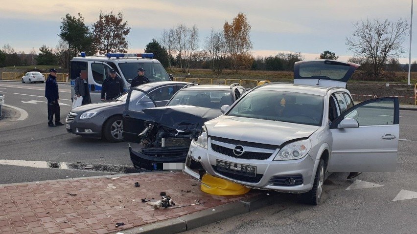 Wypadek na obwodnicy Daleszyc. Dwa auta rozbite [ZDJĘCIA] 