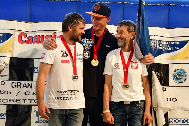 Sebastian Kęciński (z lewej) i Henryk Synoracki (z prawej), mistrz świata i wicemistrz świata w klasie O-125 będą uczestnikami motorowodnego weekendu w Trzciance