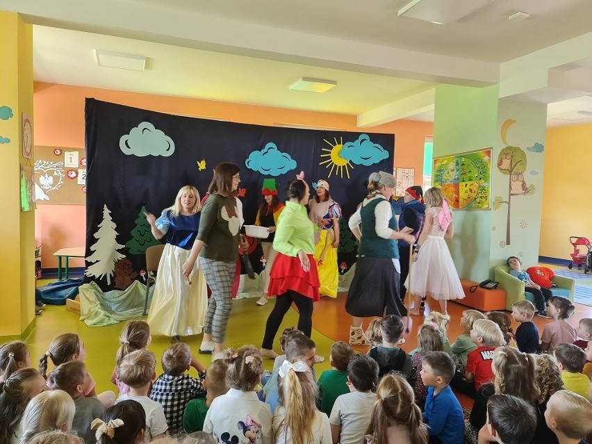 Kabaret o tematyce zdrowotnej dla przedszkolaków ze Smykowa.