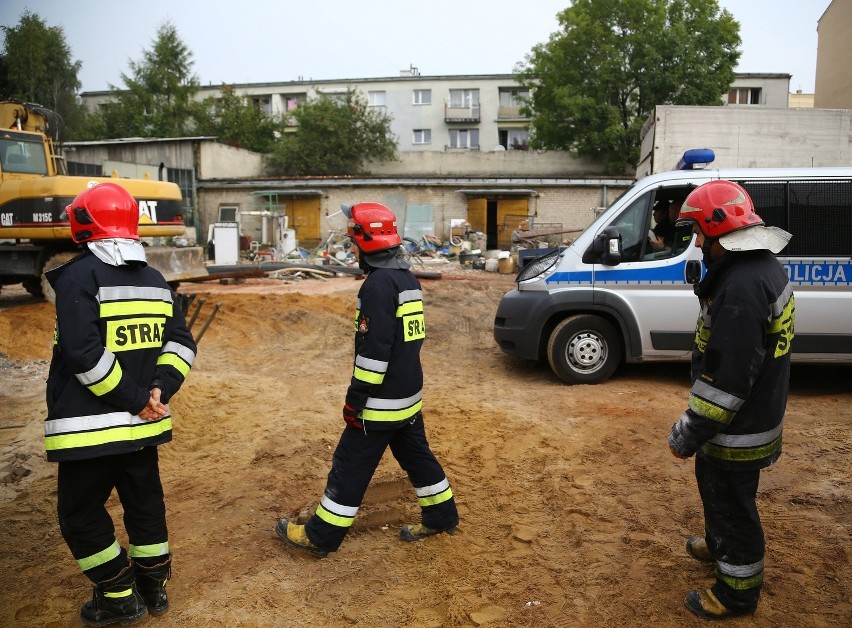 Katastrofa budowlana w Piotrkowie. Nie żyje robotnik przygnieciony przez ścianę [ZDJĘCIA]