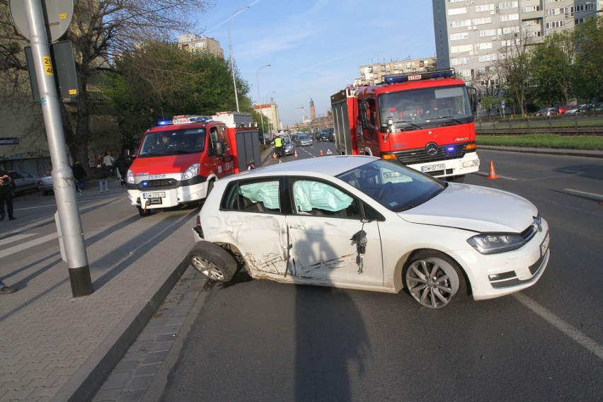 Wypadek golfa na Legnickiej. Duże utrudnienia [ZDJĘCIA]