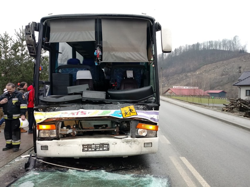 Lubień. Autokar najechał na tył TIR-a. Jedna osoba została lekko ranna