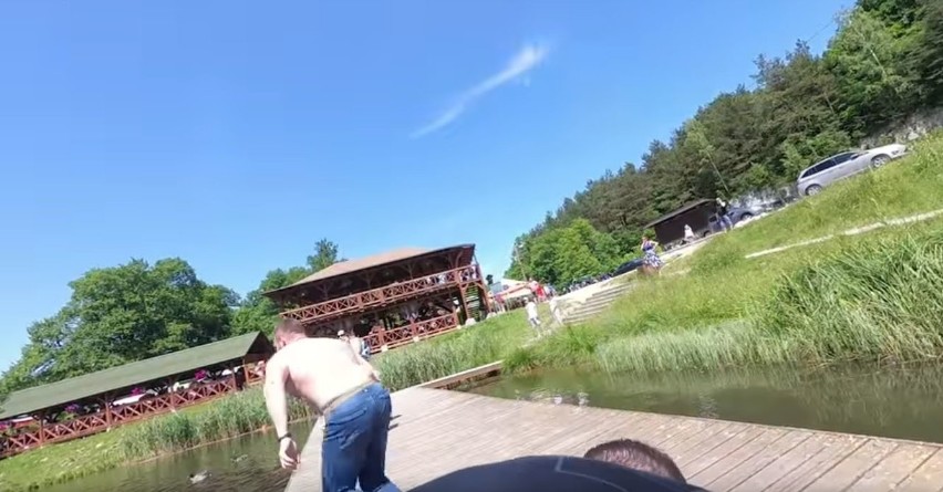 Mężczyzna, który wybrał się popływać w jeziorze miał dużo...