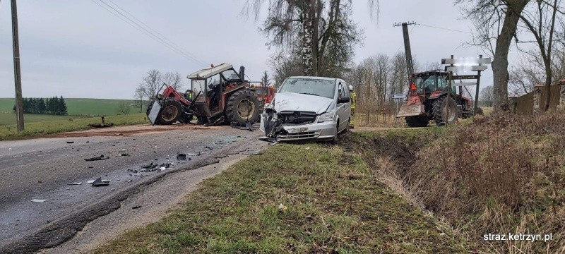 Pieckowo. Wypadek na drodze wojewódzkiej. Mercedes zderzył się z ciągnikiem (zdjęcia)