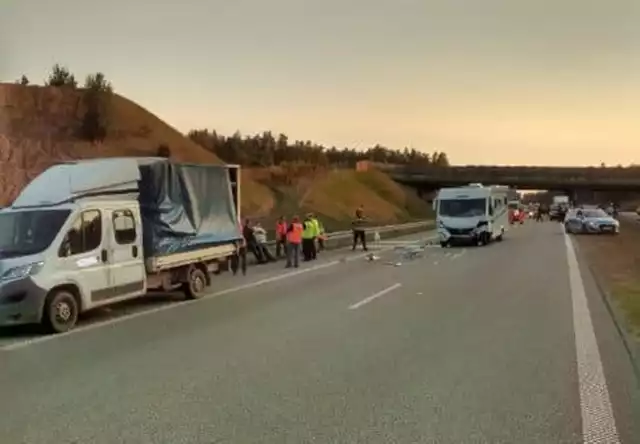 Wypadek na autostradzie w pobliżu wsi Różany. Są ranni.