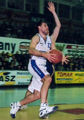 Aleksiej Olszewski - jeden z nielicznych koszykarzy, którzy zostali w Mirpolu na sezon 2001/2002