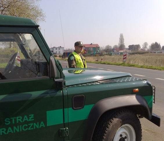 Bezdomny zatrzymywał auta na drodze A6 koło Kołbaskowa. Pomogli mu strażnicy graniczni.