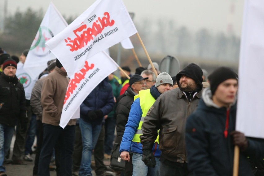 Górnicy kopalni Krupiński w Suszcu blokowali drogę...