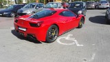 Ferrari na miejscu dla niepełnosprawnych [Mistrzowie parkowania]