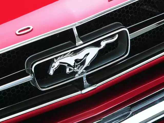 Ford Mustang, być może najsłynniejszy amerykański samochód wszechczasów, obchodzi w tym roku 60. rocznicę powstania. Powstawał w trudnych warunkach rynkowych, ale ostatecznie nie tylko zdefiniował nową kategorię samochodów jako „pony car”, ale także stał się jednym z najbardziej rozpoznawalnych symboli amerykańskiej kultury motoryzacyjnej.