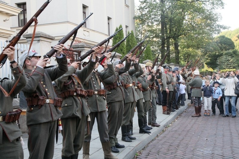 Piknik historyczny przed łódzką katedrą [zdjęcia]