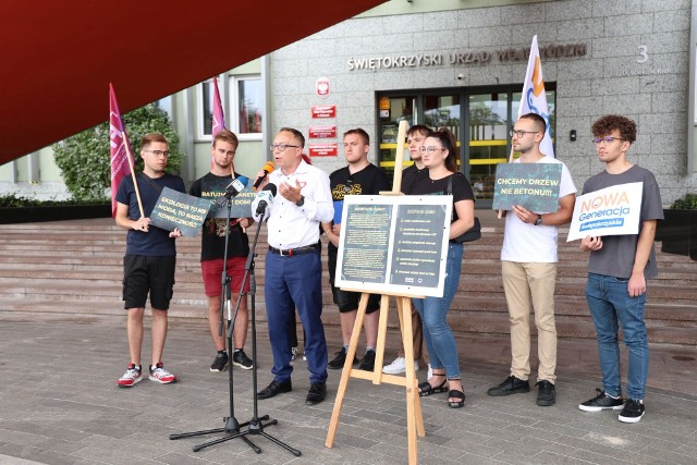 Protest przed Urzędem Wojewódzkim w Kielcach. Więcej na kolejnych zdjęciach