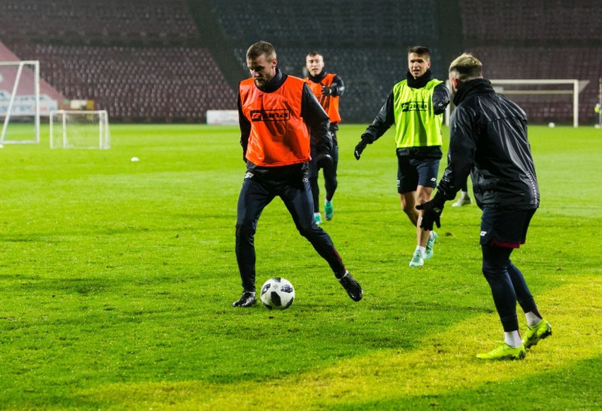 Trening Pogoni Szczecin na płycie głównej stadionu przy...