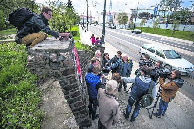 Przedstawciele lewicy zapraszali na obchody święta 1 Maja w miejscu po obelisku Juliana Nowickiego Fot.: Grzegorz Olkowski 