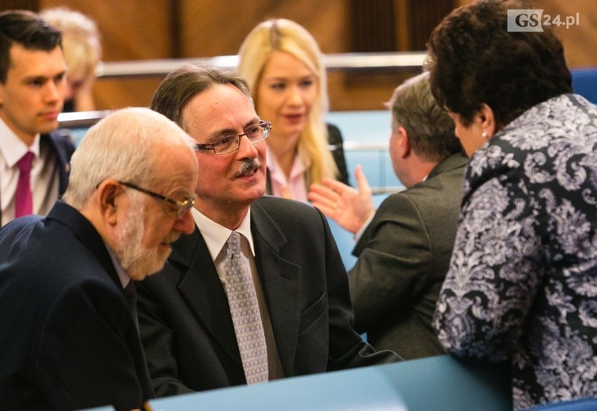 Sprawdź, ile będzie zarabiał prezydent Szczecina po obniżce pensji