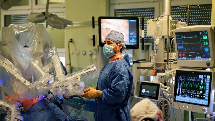 W Klinicznym Szpitalu Wojewódzkim nr 1 w Rzeszowie wykonano jednego dnia 6 operacji z wykorzystaniem robota da Vinci. "To historyczny dzień"
