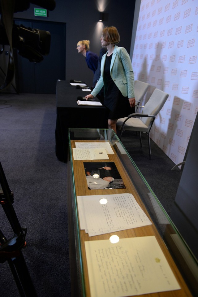 Podczas konferencji prasowej w Muzeum Emigracji w Gdyni zostal pokazany dar Zbigniewa Brzezińskiego - prywatna korespondencja z papiezem Janem Pawłem II.