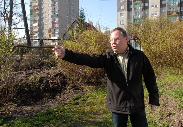 Marek Leszkiewicz na ogrodzie za domem ma trzy szamba. Swoje, siostry i sąsiada. To dlatego nikt z nich nie może wykupić mieszkania. 