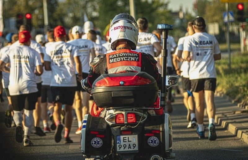 Pokonali 130 kilometrów.  Z inicjatywy posła Waldemara Budy.  Pobiegli na Jasną Górę w szczytnym celu [GALERIA ZDJĘĆ]