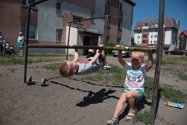 Na razie dzieci na ulicy Rolniczej bawią się swobodnie, ale niedługo w miejscu trzepaka i pomieszczeń gospodarczych może stanąć nowy blok