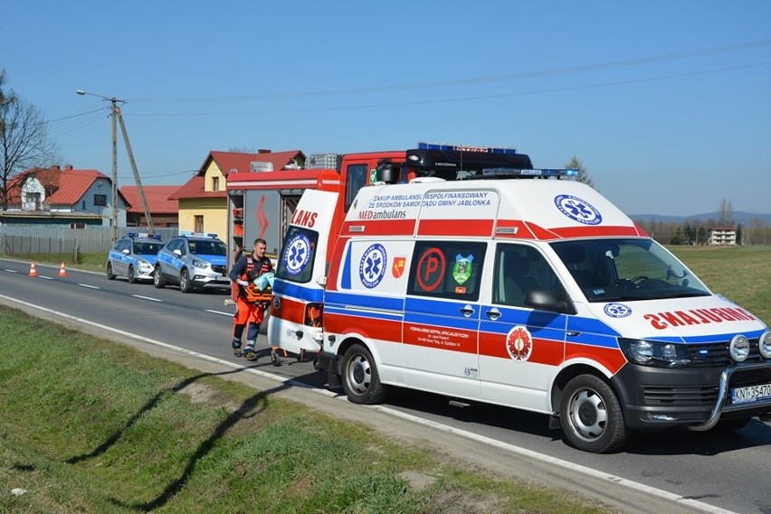 Czołowe zderzenie w Czarny Dunajcu. Jedna osoba ranna. Droga jest zablokowana [ZDJĘCIA]