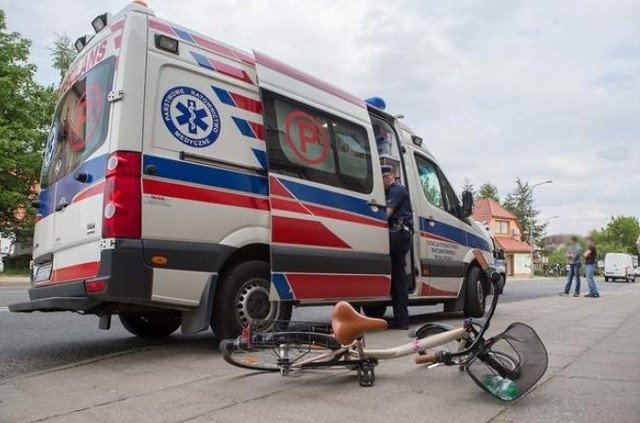 Około godziny 16 na przejściu dla pieszych rowerzystka została potrącona przez jadącego autem kierowcę BMW.