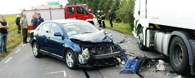 Proboszcz zasłabł za kierownicą! Jego samochód uderzył w nadjeżdżającą ciężarówkę&#8230; Obejrzyj zdjęcia