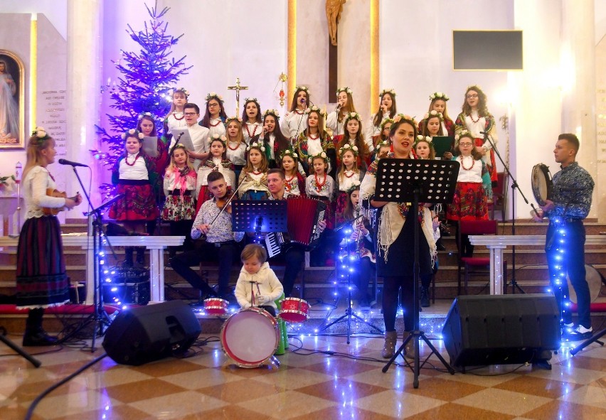 Guzowianki zaśpiewały w Radomiu kolędy i pastorałki pomagając choremu Krzysiowi Czuprynowi