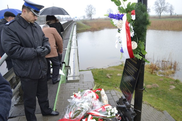 Chwila zadumy w czasie uroczystości w 2013 r. w miejscu upamiętniającym tragedię czterech czołgistów. W tle most i rzeka Linawa, do której 16 grudnia 1981 r. stoczył się czołg