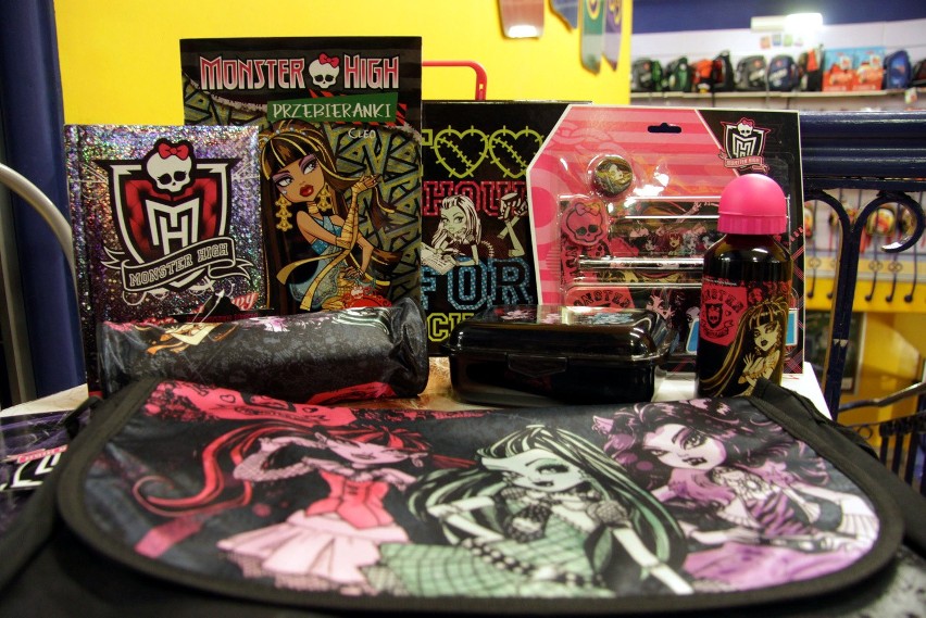 Zabawki z serii "Monster High".