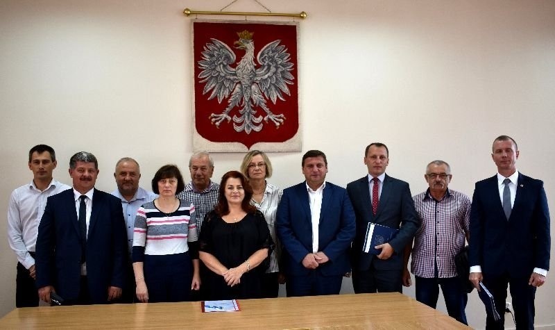 Po podpisaniu umów, od lewej: Adam Jur z ZDP w Staszowie,...