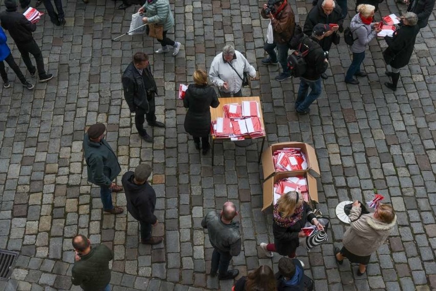 Tłumy poznaniaków przyszły na Stary Rynek po darmowe flagi...