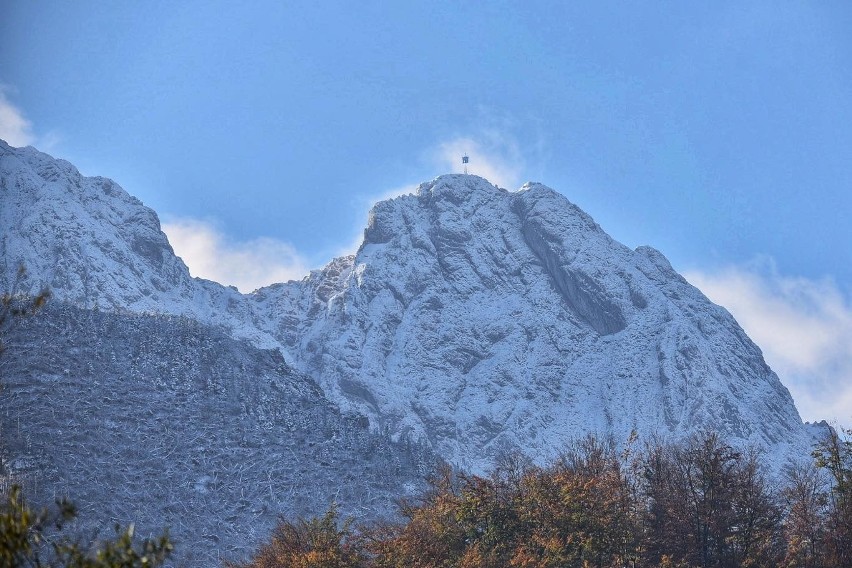 Tatry. Na krzyżu na Giewoncie znowu ktoś wywiesił baner z cytatem z Biblii odnoszącym się do sytuacji uchodźców koczujących na granicy 