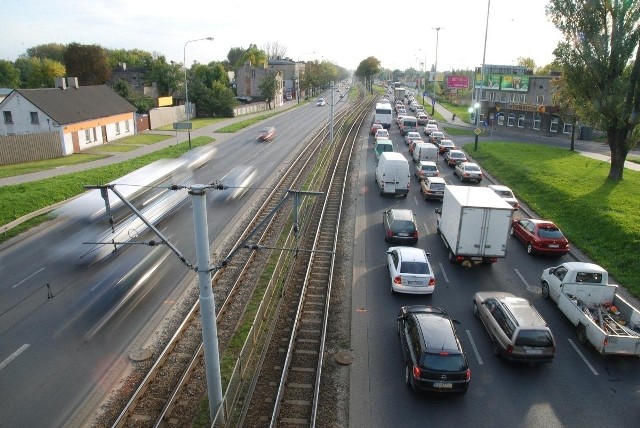 Za blokowanie pasa ruchu grozi do 500 złotych mandatu i dwa punkty karne / Fot. Jakub Pokora / archiwum