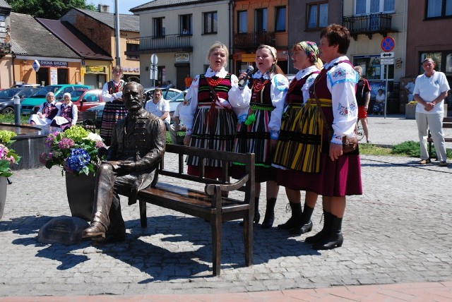 Zespół "Przystalanki&#8221; z Przystałowic Małych zaśpiewał hymn ku czci Oskara Kolberga, jednego z największych muzykologów polskich.