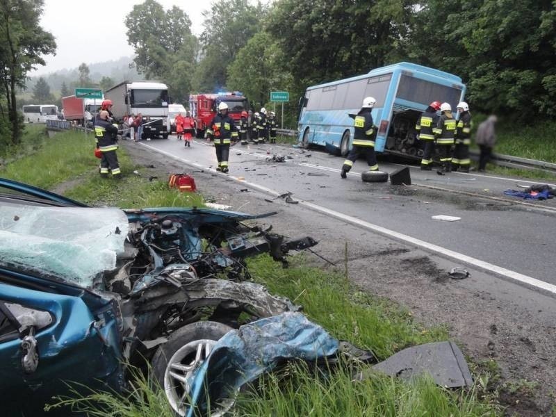 DK 75. Nowa Wieś. Zderzenie osobówki z autobusem. Jedna osoba w szpitalu