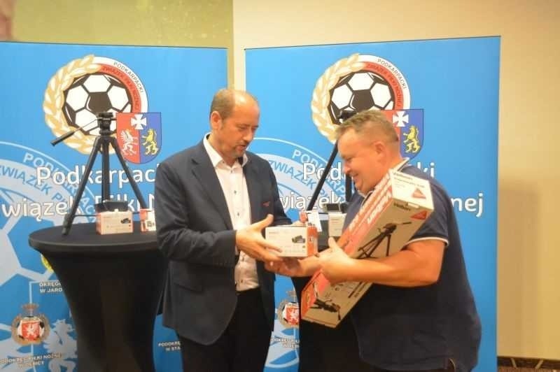 4-ligowe kluby z Podkarpacia otrzymały kamery wideo wraz ze statywem oraz kartą pamięci [ZDJĘCIA]