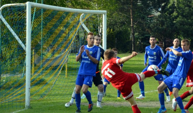 Piłkarze Jawiszowic (niebieskie stroje) stracili w Paszkówce dwa gole, ale uratowali remis.